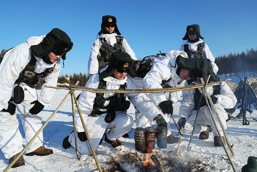  駐北疆某邊防部隊官兵使用軍事科學院系統工程研究院某所研制的某型多功能保溫水壺，進行野外燒水煮飯試驗（2019年1月23日攝）。  新華社發（匡小文 攝）