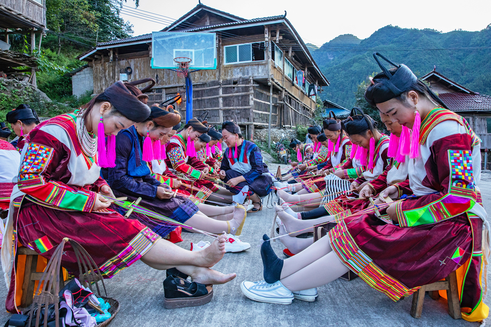 指尖經緯巧脫貧