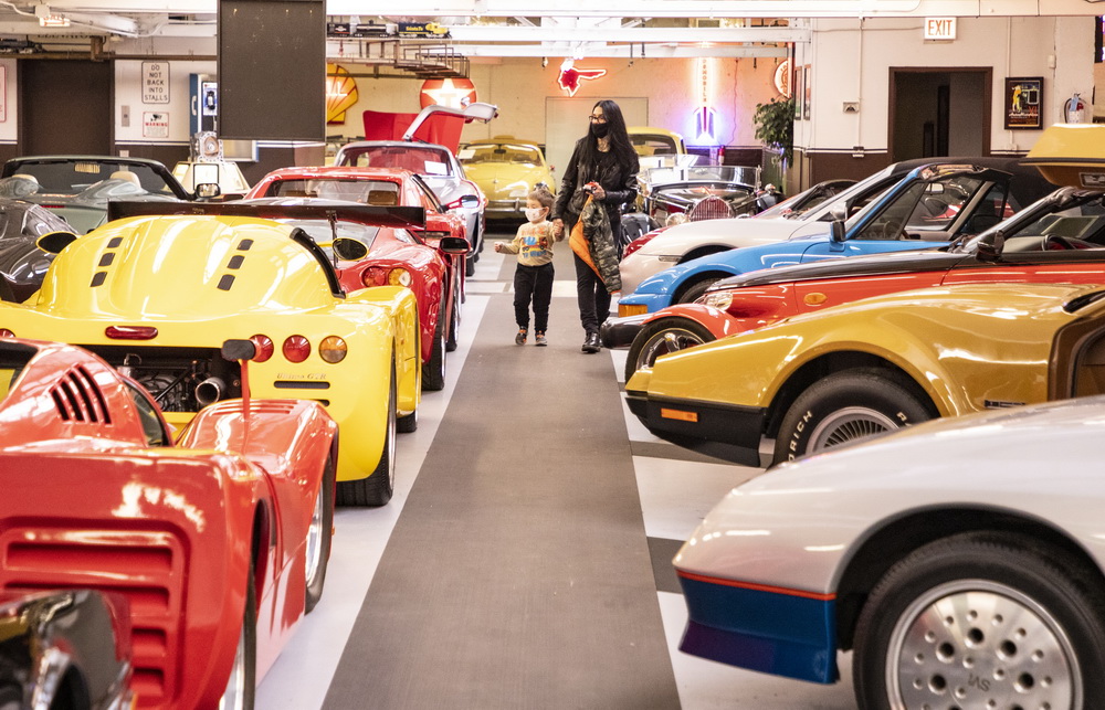 10月25日，在美國芝加哥，一名女子帶著孩子在克萊爾蒙特汽車博物館參觀。
