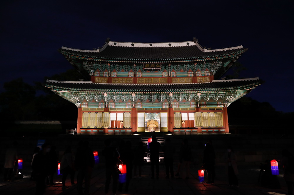 10月29日，在韓國首爾，人們提著燈籠游覽昌德宮。