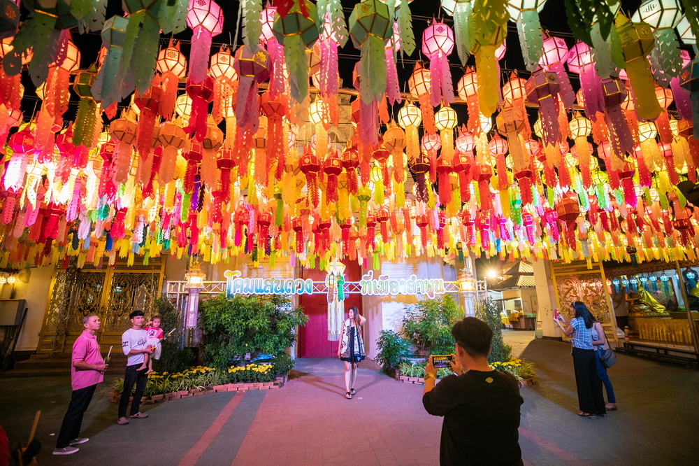 11月1日，參觀者在泰國南奔府哈利奔猜寺的燈會上拍照。