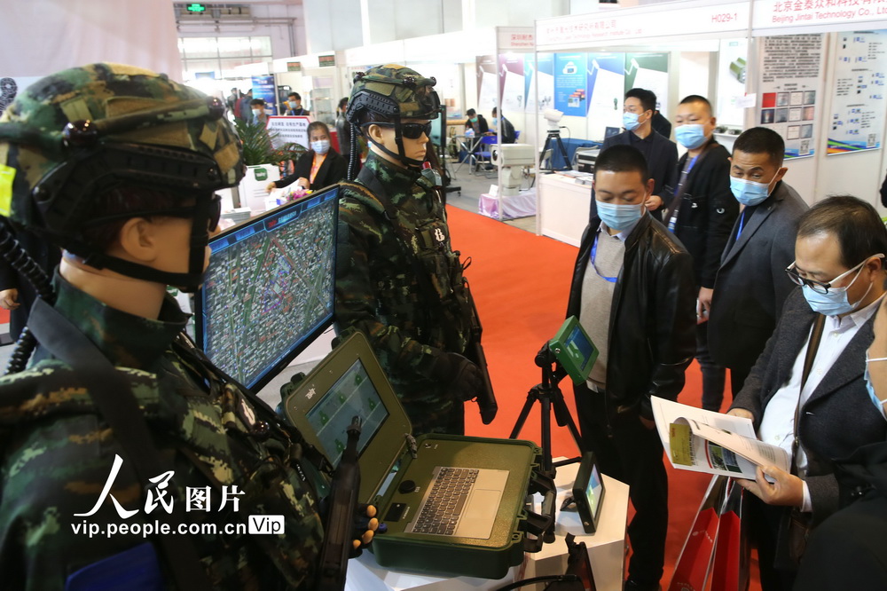 2020年11月2日，觀眾在北京展覽館觀看國防信息化展。
