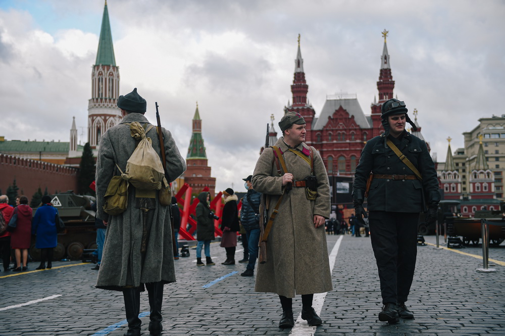 11月7日，在俄羅斯首都莫斯科，身著二戰時期軍裝的志愿者在紅場走過。新華社發（葉甫蓋尼·西尼岑攝）