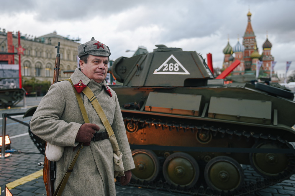 11��7�����ڶ��_˹�׶�Ī˹����һ����������r��܊�b��־Ը����¶��չ�[�Ϲ��������~���w�ᡤ����ᯔz��