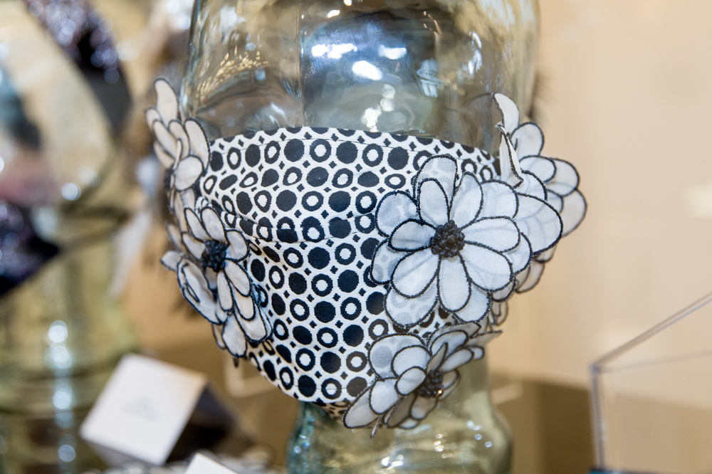 這是在美國達拉斯口罩時尚展覽上展出的口罩作品（11月12日攝）。