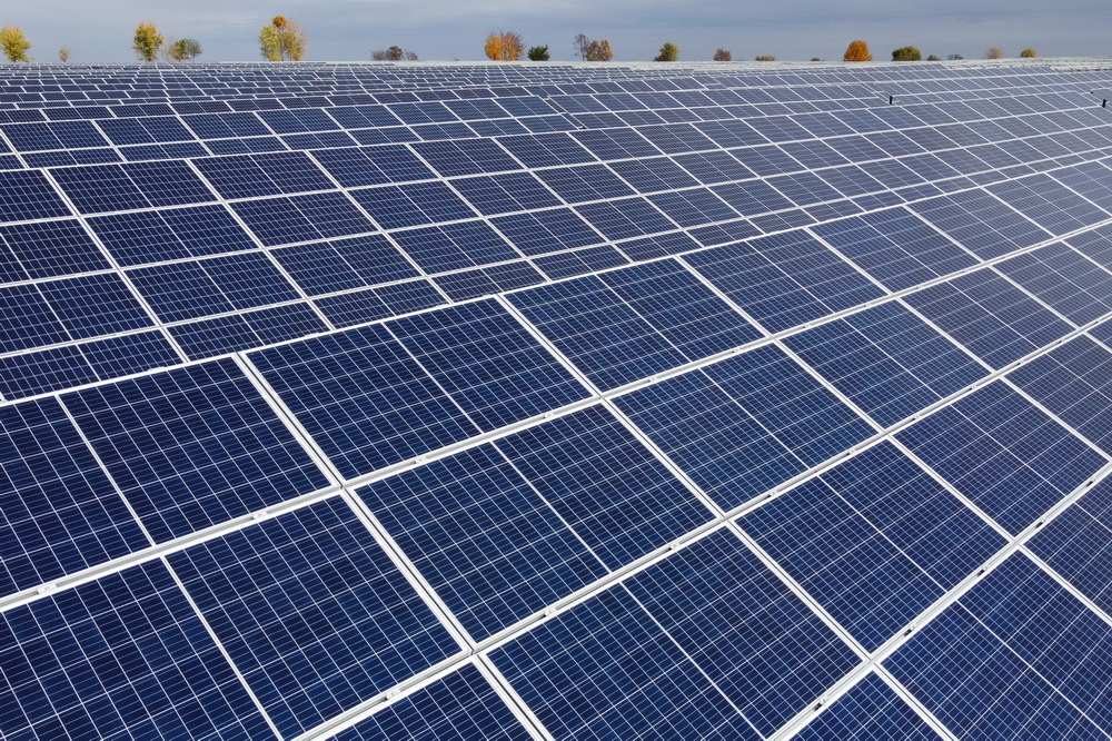 這是10月30日拍攝的正在建設中的匈牙利考波什堡光伏電站。