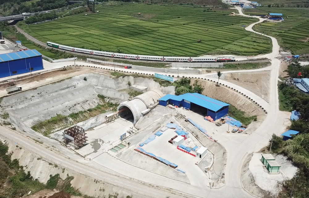 這是2020年9月30日拍攝的印度尼西亞雅萬高鐵10號隧道穿越既有鐵路線的現場。