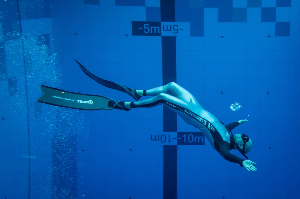 11月21日，在波蘭姆什喬努夫，一名潛水員在“深水點”游泳池內潛水。