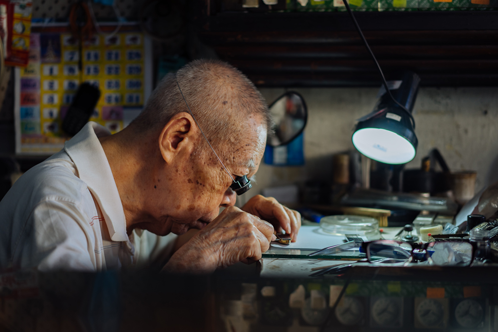  12月5日，在馬來西亞雪蘭莪州巴生的郁昌表行，韋華在維修手表。
