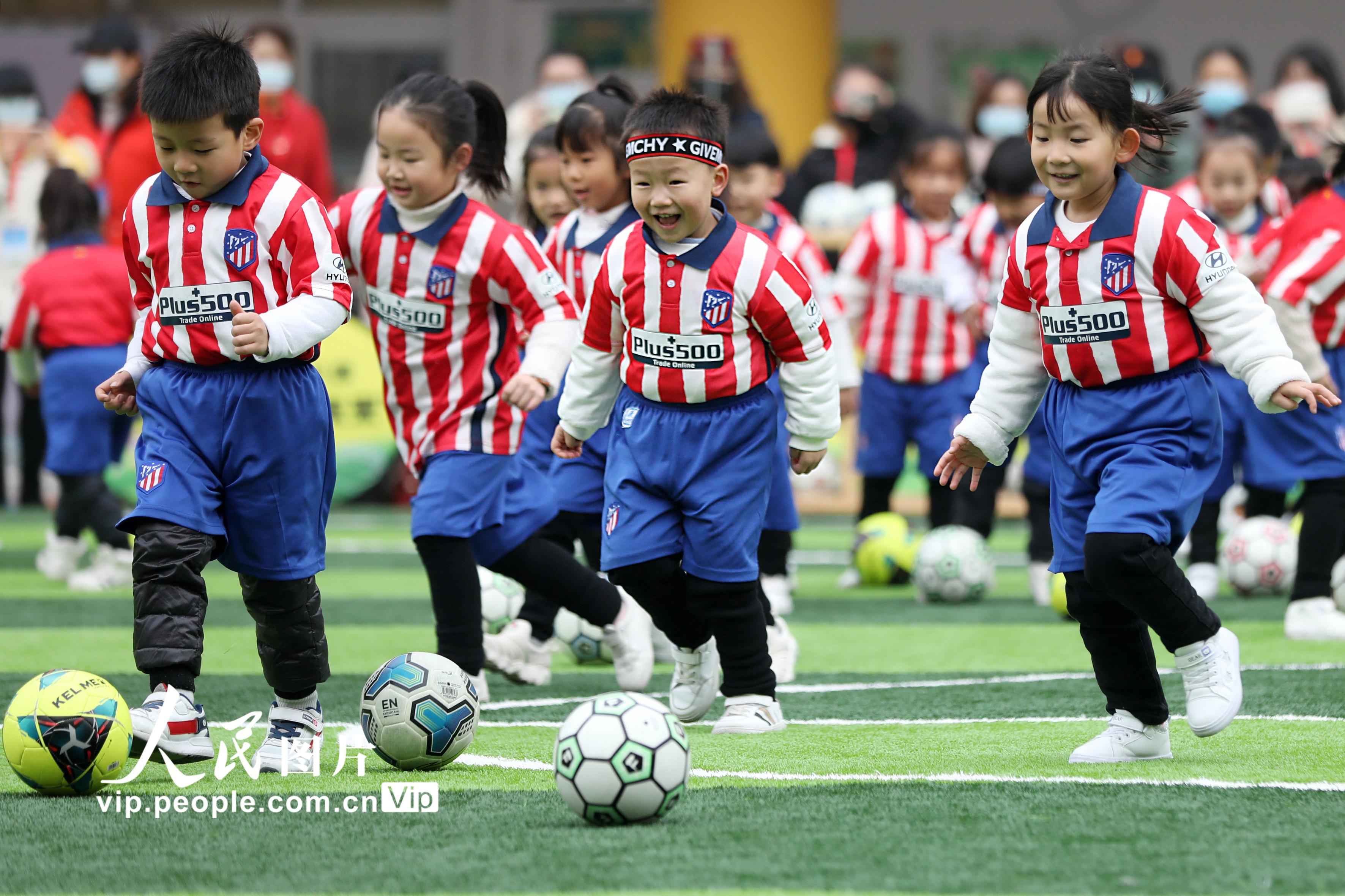 12月7日，安徽省淮北市第二實驗幼兒園的小朋友在足球課上學習踢足球。