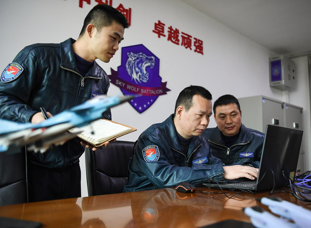 12月7日，王建東（中）與戰友一起進行航理學習研究。新華社發（唐俊 攝）