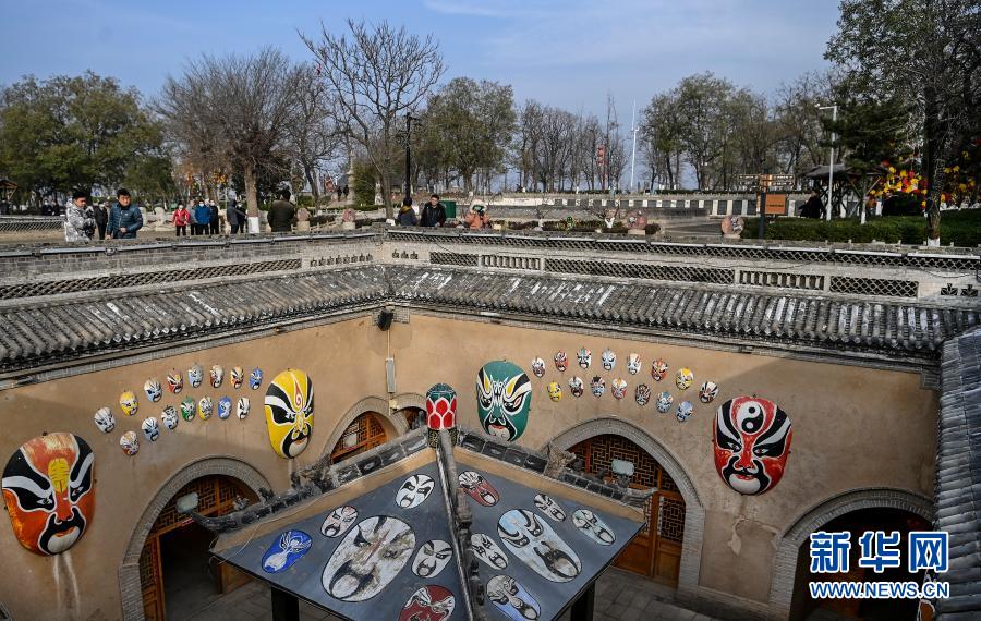 12月10日，游人在河南省三門峽市陜州區張汴鄉北營村的陜州地坑院參觀。