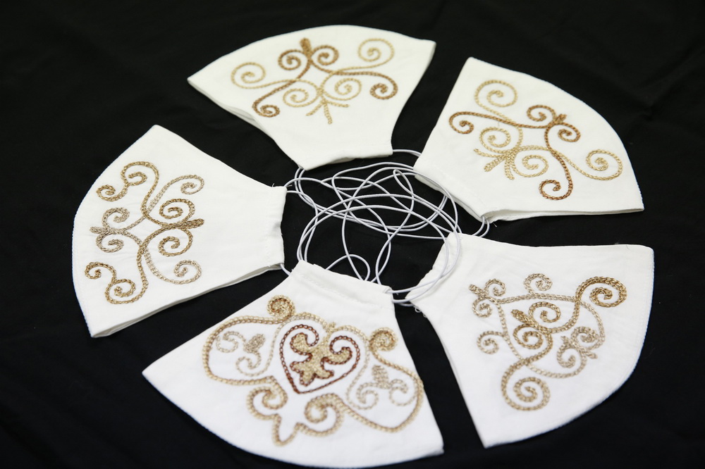 這是12月9日在吉爾吉斯斯坦首都比什凱克市拍攝的“民族風”口罩。