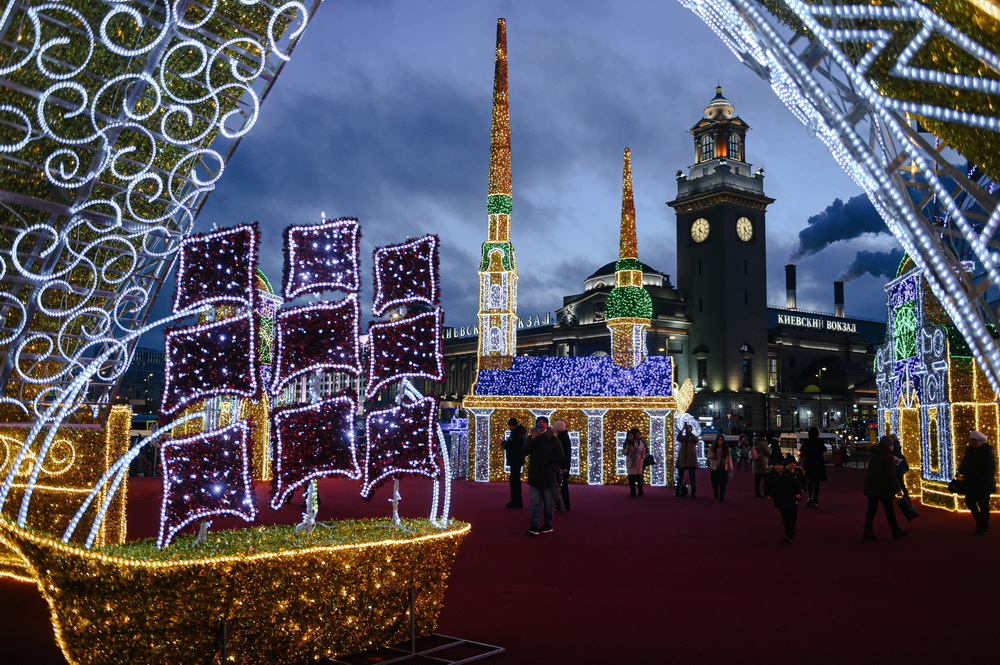 12月23日，在俄羅斯首都莫斯科，人們觀看新年燈飾。