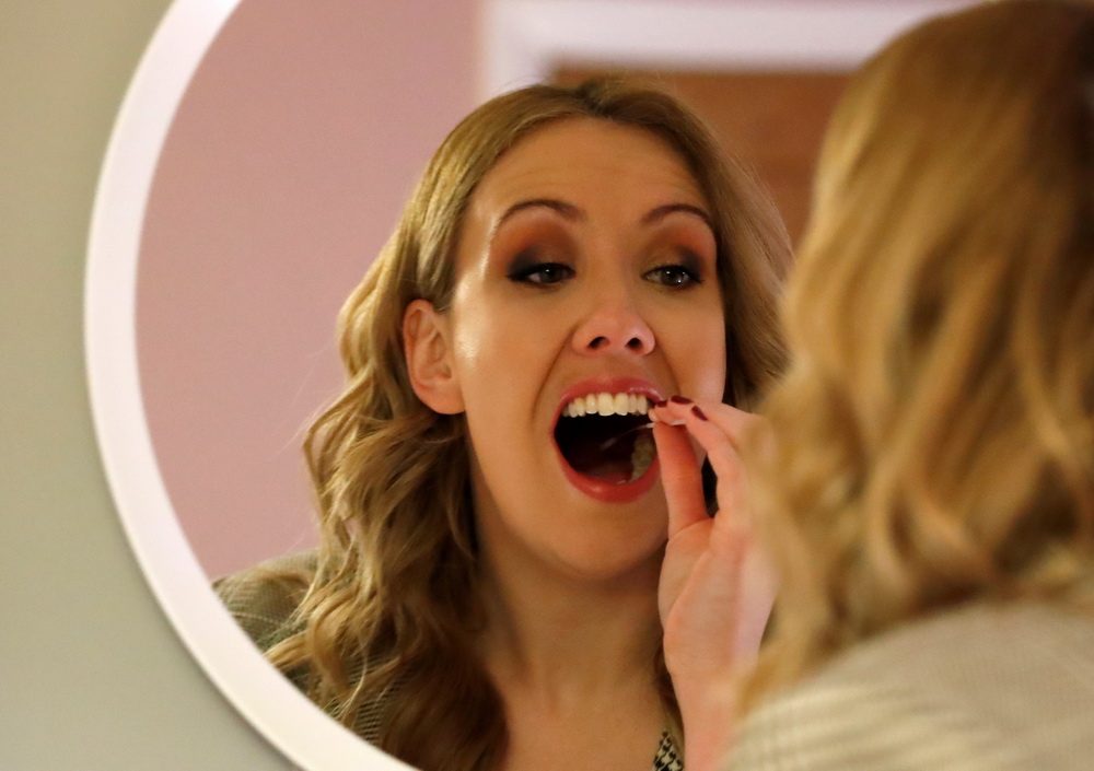 1月28日，英國米爾頓凱恩斯一名教師使用棉簽對自己進行咽拭子采樣。