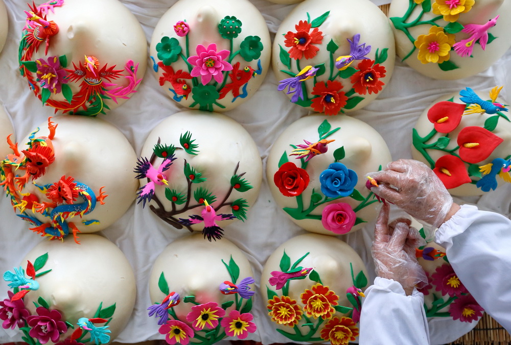 2月1日，山東省青島市即墨區田橫鎮西王村的農民在制作花饃。
