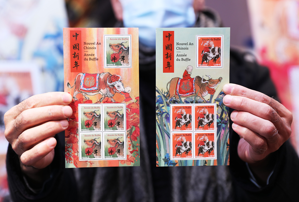這是2月6日在法國巴黎舉行的發行儀式上拍攝的牛年生肖紀念郵票。 新華社記者 高靜 攝