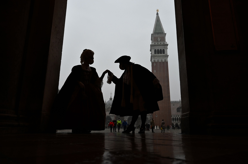 2��6����һ����Ů������g�����b���^���������˹ʥ�R�ɏV����