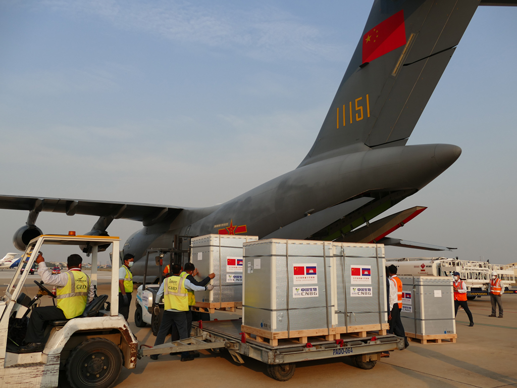 2月7日，工作人員在柬埔寨金邊國際機場接運中國援柬新冠疫苗。新華社記者 毛鵬飛 攝