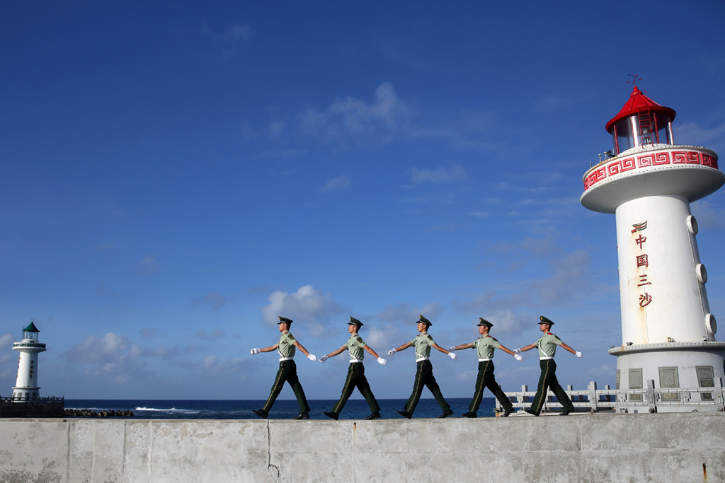 2月11日，武警海南總隊?？谥ш牂C動四中隊官兵在三沙永興島巡邏執勤。 新華社發（雷轍 攝）