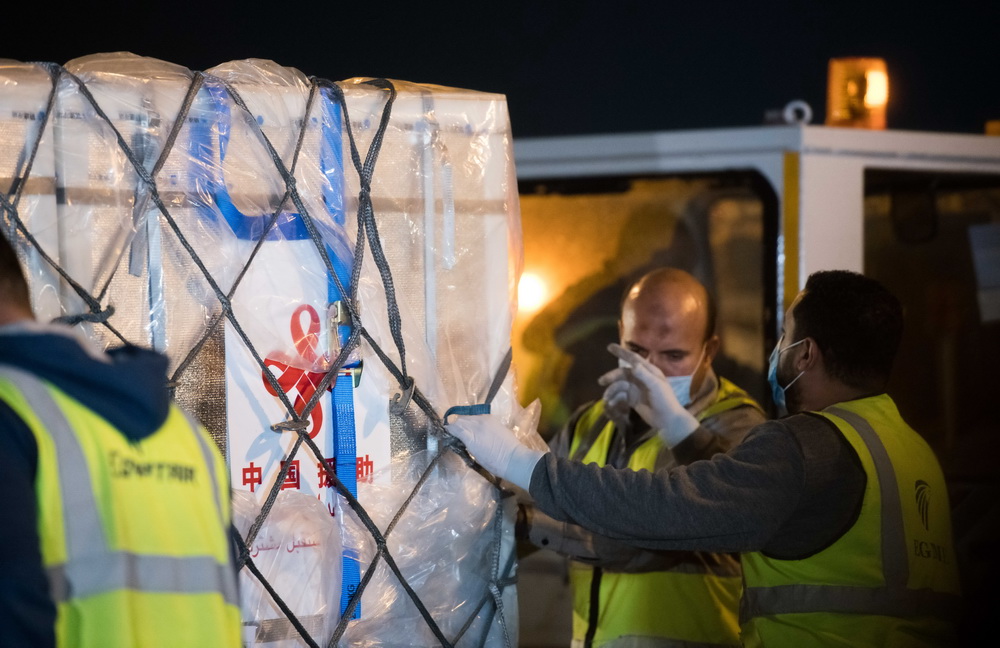 2月23日，在埃及開羅國際機場，工作人員運輸疫苗。