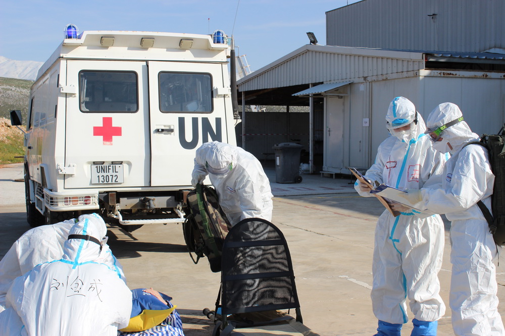 2月23日，在黎巴嫩南部納巴提耶省馬家友鎮布拉特村，中外醫療分隊演練交接重癥新冠患者。