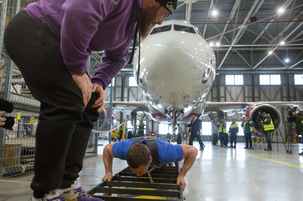 2月24日，沃夫科（下）在挑戰拖動飛機。