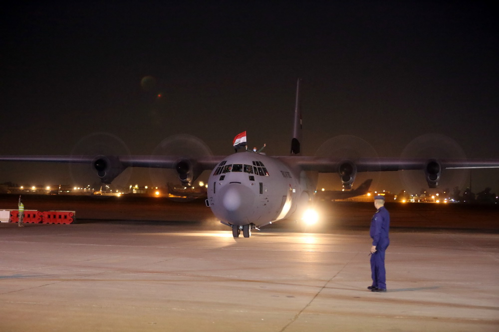 3月2日，裝載中國援助的新冠疫苗的飛機抵達伊拉克巴格達的空軍基地。