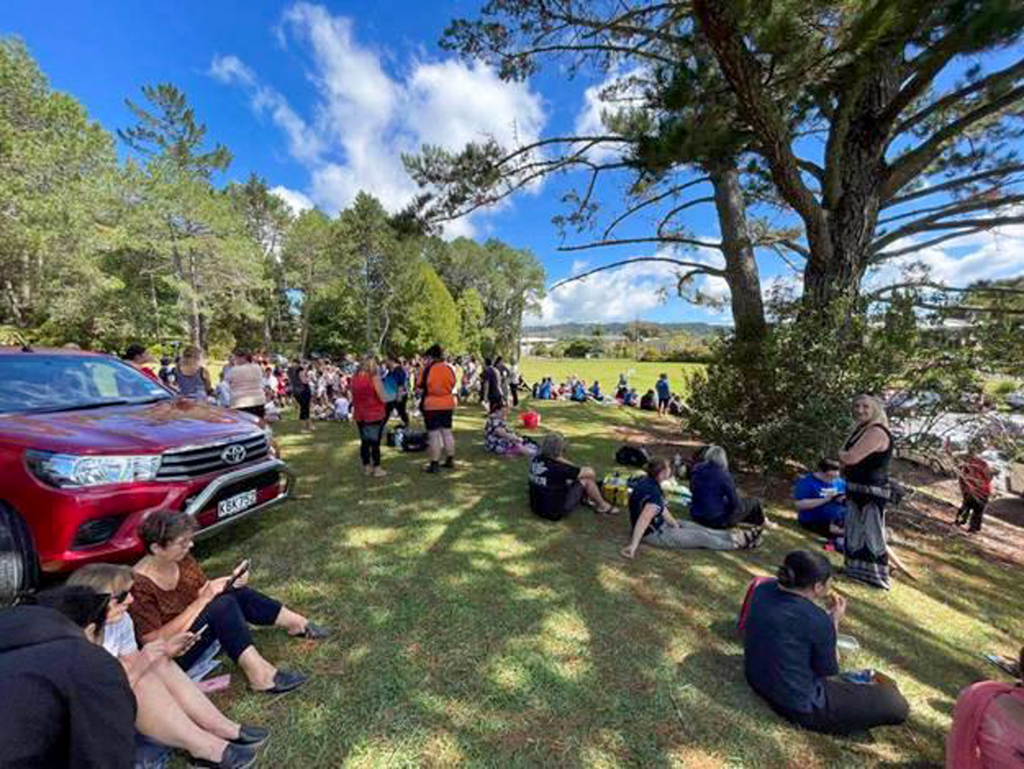  3月5日，在新西蘭旺阿雷，人們緊急疏散至城市外一處高地。新華社發（天維網供圖）