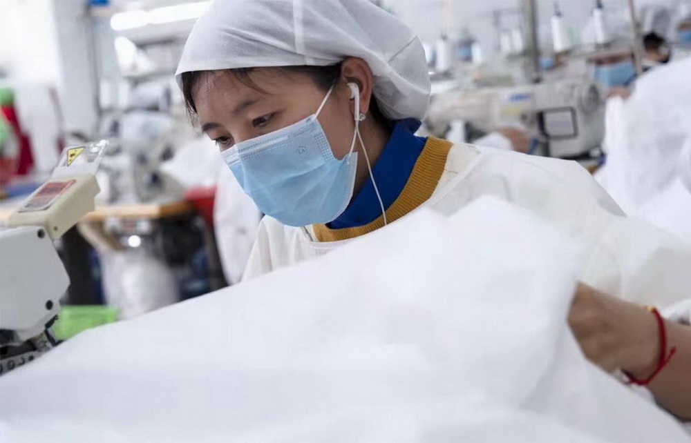 組照:《趕制抗疫防護女工》 黃曉麗攝影