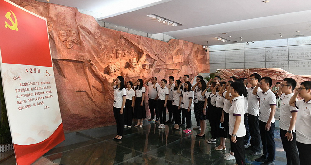 《宣誓》 岑東蓮攝影