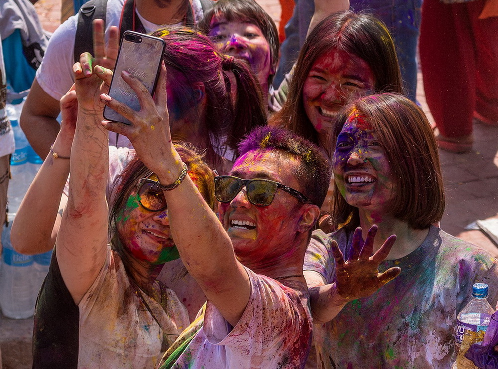 《灑紅節留個影》 黃亞非攝影