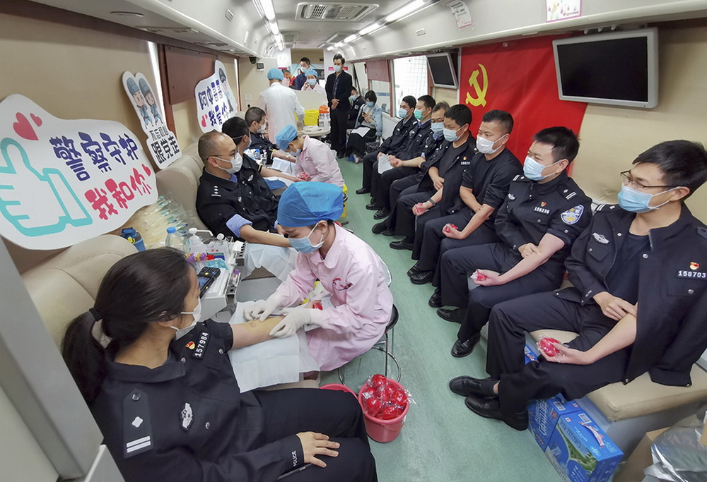 《熱血戰“疫”鑄忠誠》 曾靄潔攝影