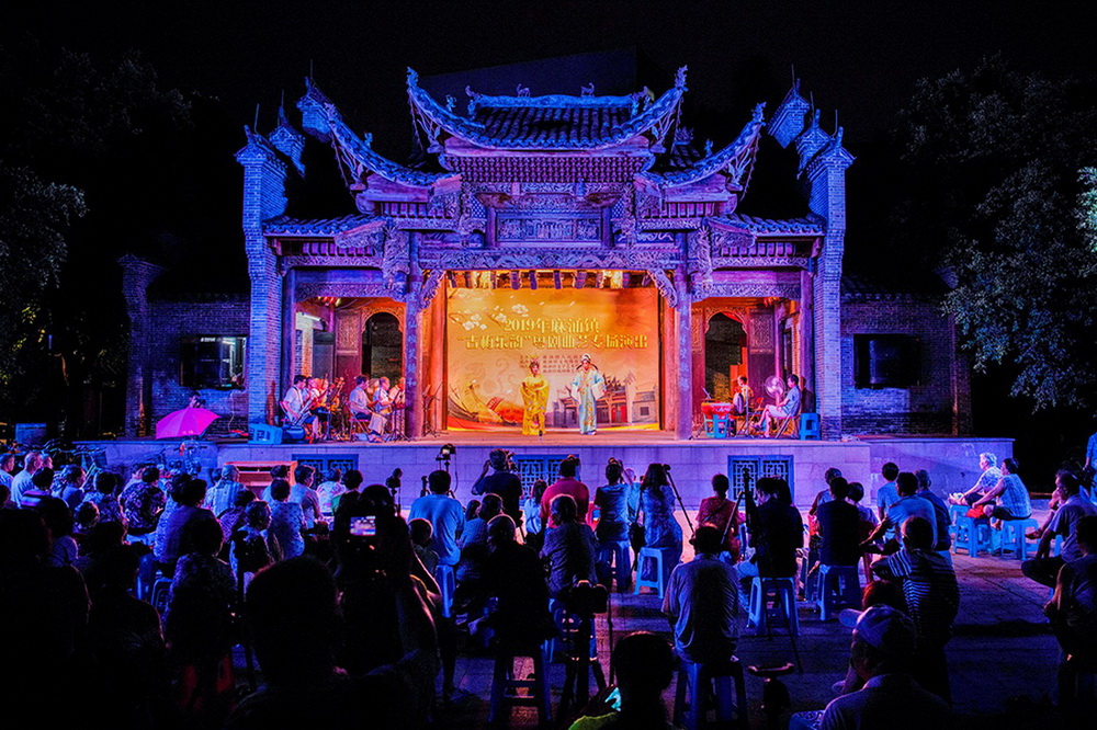 《村里看大戲》 黃麗珍攝影