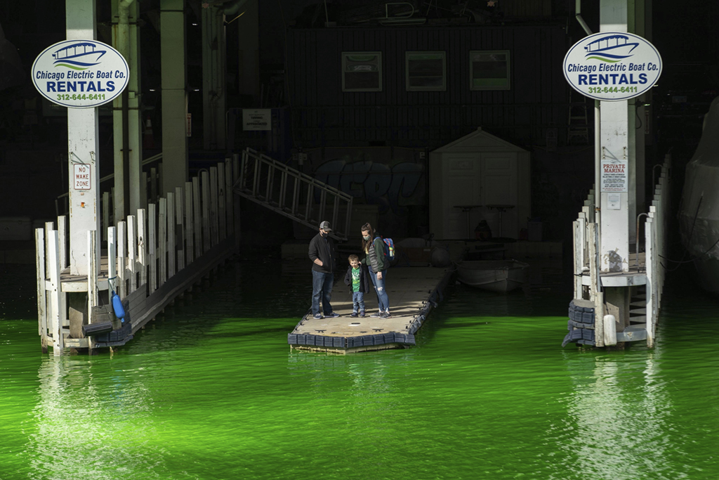 3月13日，人們在美國芝加哥觀看染綠的芝加哥河。新華社/美聯
