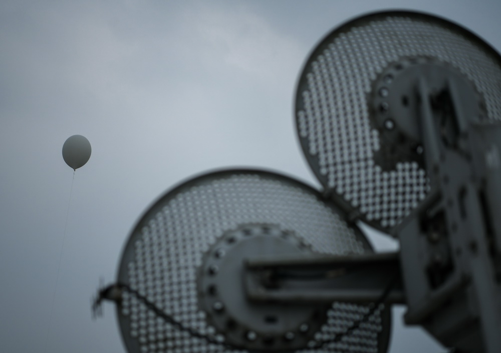 在成都溫江國家氣候觀象臺，探空氣球放飛升空（3月16日攝）。地面雷達將接收返回數據并計算分析。