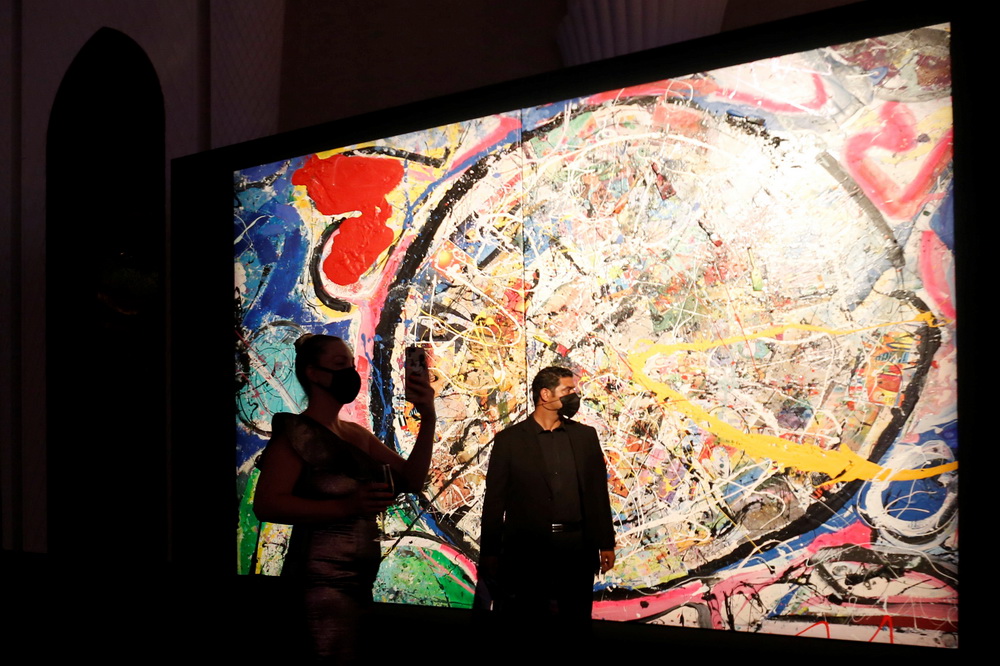 3月22日，游客在阿拉伯聯合酋長國迪拜棕櫚島亞特蘭蒂斯酒店參觀油畫“人類之旅”。