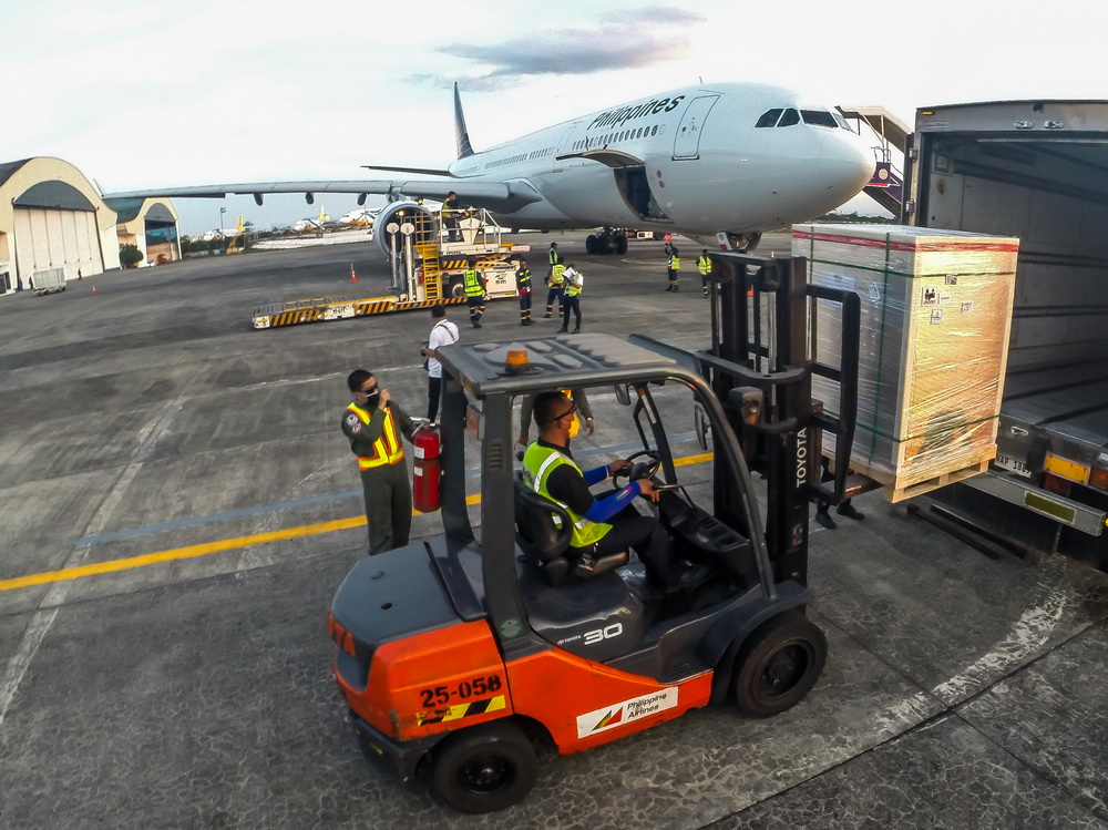 3月29日，工作人員在菲律賓首都馬尼拉轉運中國科興新冠疫苗。