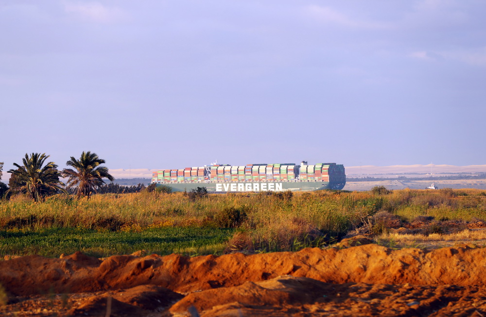 這是3月29日拍攝的移動至埃及蘇伊士運河正常航道上的重型貨輪。