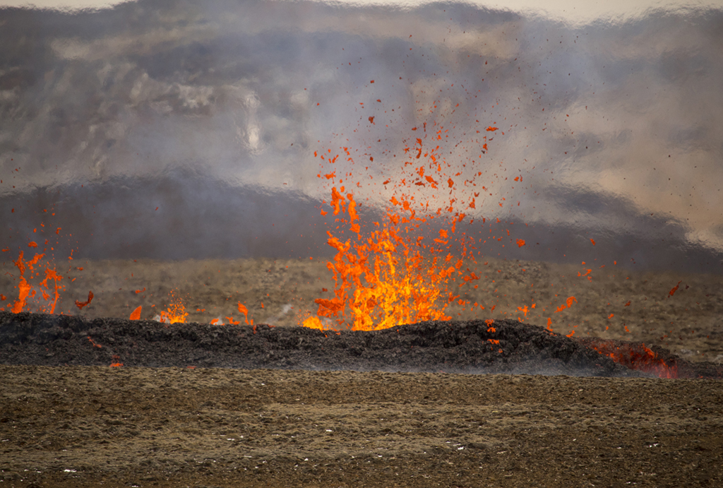 4月5日，在冰島雷克雅尼斯半島一處火山，巖漿從地表的裂縫中迸出。