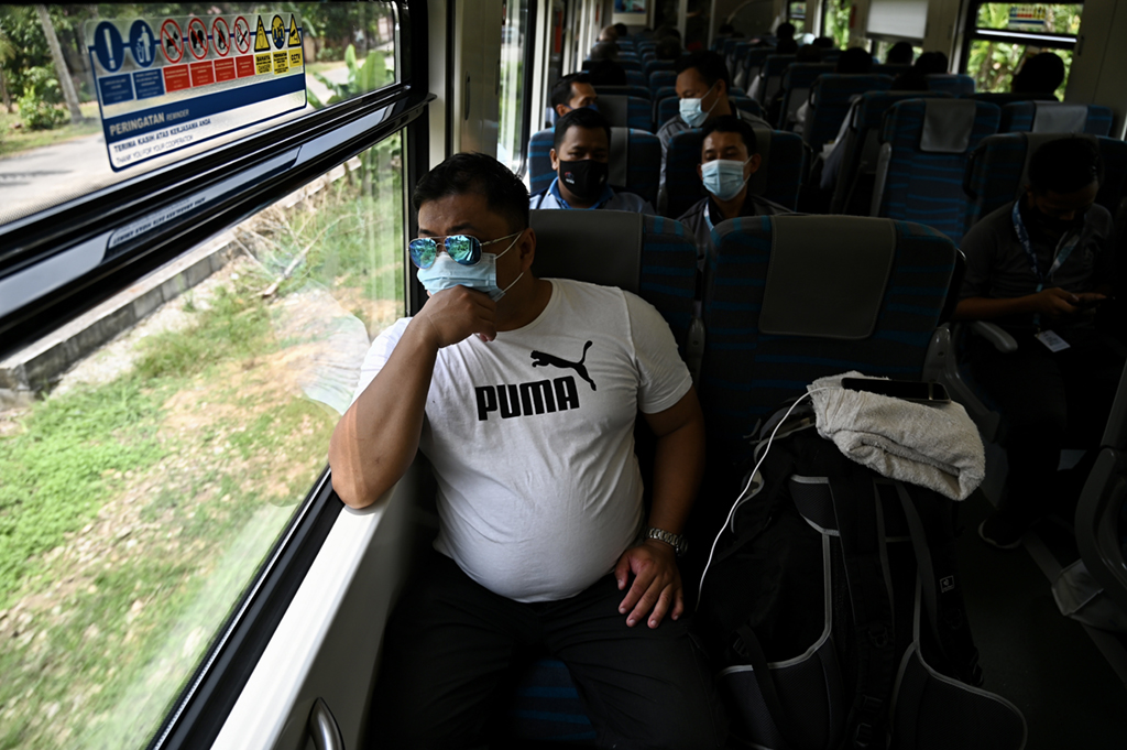 4月11日，人們在馬來西亞吉蘭丹州首府哥打巴魯乘坐動車。