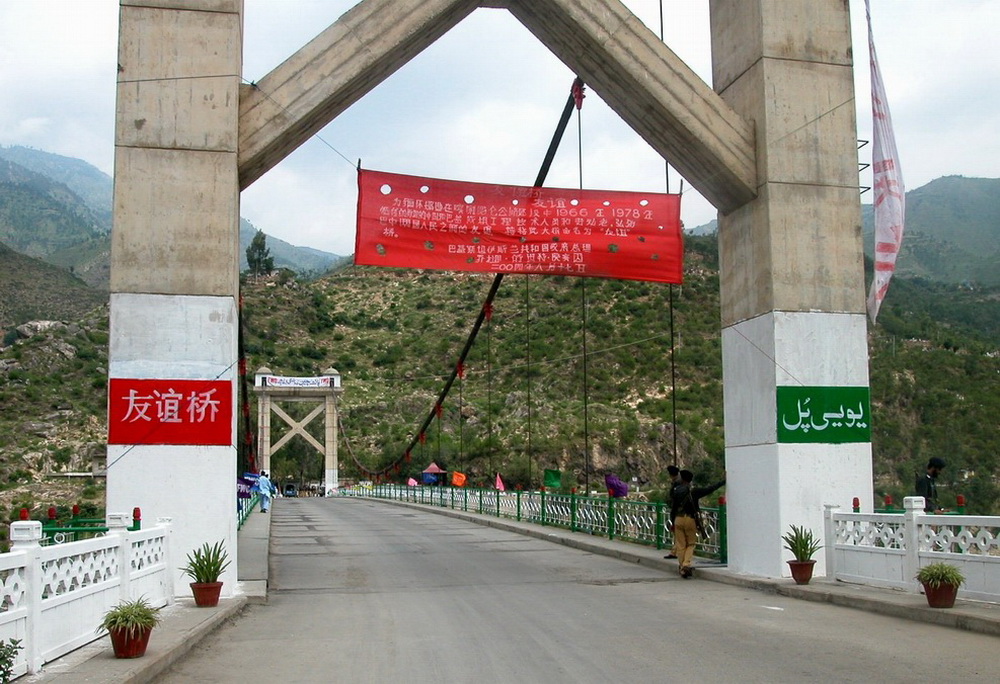 2004��8��17�����ͻ�˹̹����������������·�������ش���������а͡����x�����Ծ��ѹ�·���O�Р������а̓ɇ����̼��g�ˆT�̈́ڄ��������A��ӛ�� �O���� �z