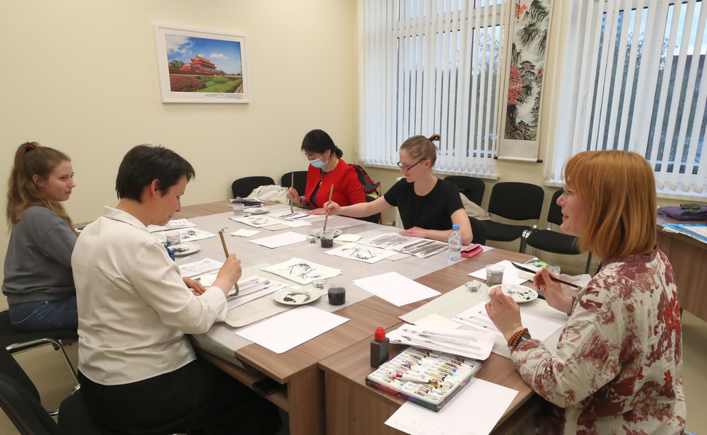 4��28�������׶��_˹ˇ�g�ۺ����R��������˹���I���ң�����˹�˵İ׶��_˹������W���ӌWԺ�����Ї��L�������A��l���οƷ�z��