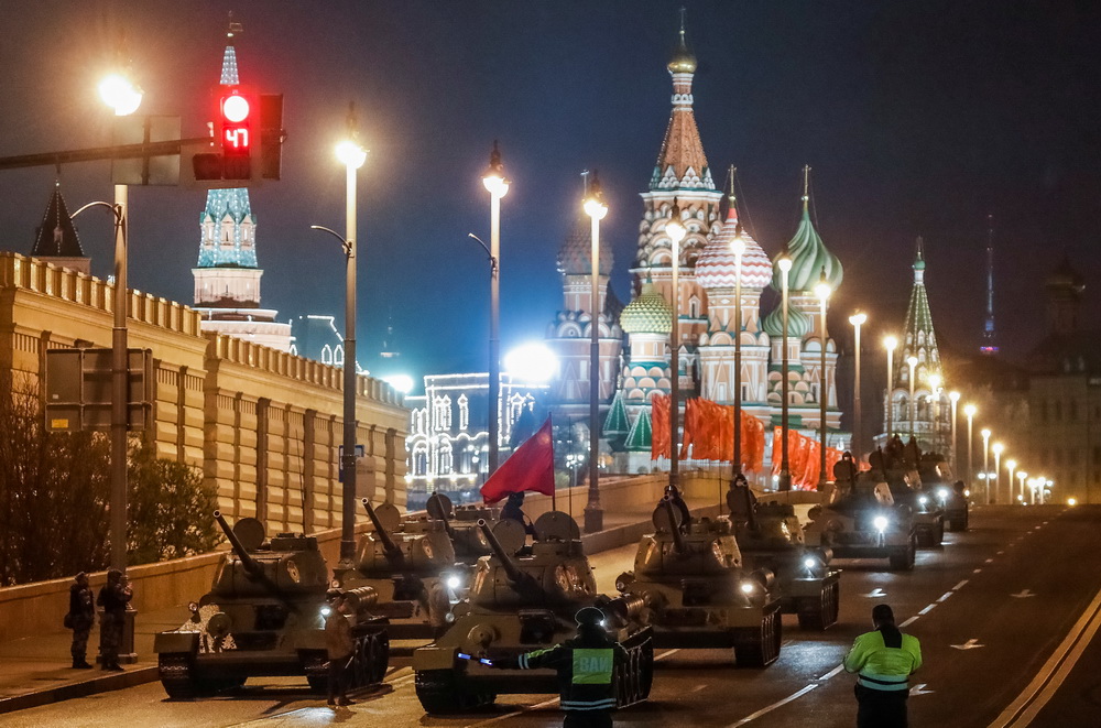 5月4日，參加完閱兵式彩排的俄軍坦克在莫斯科街頭行駛。新華社/路透