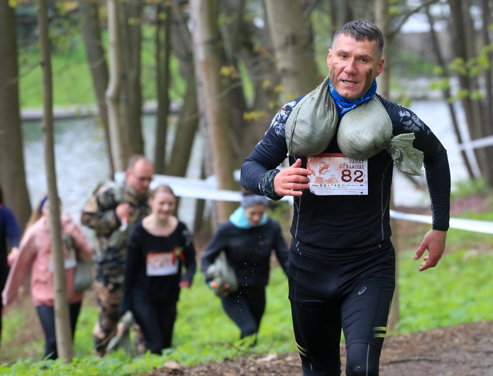 5��8�����ڰ׶��_˹��˹���e�еġ��¸���ِ�ܡ��������һ�����ӿ���ɳ��ǰ����