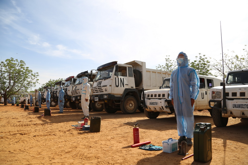 5月16日，在蘇丹法希爾，中國第16批赴蘇丹達爾富爾維和工兵分隊官兵準備接受核查。