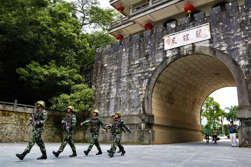 武警廣西總隊崇左支隊執勤大隊憑祥中隊官兵在友誼關景區內巡邏執勤（2019年7月25日攝）。新華社發（余海洋 攝）