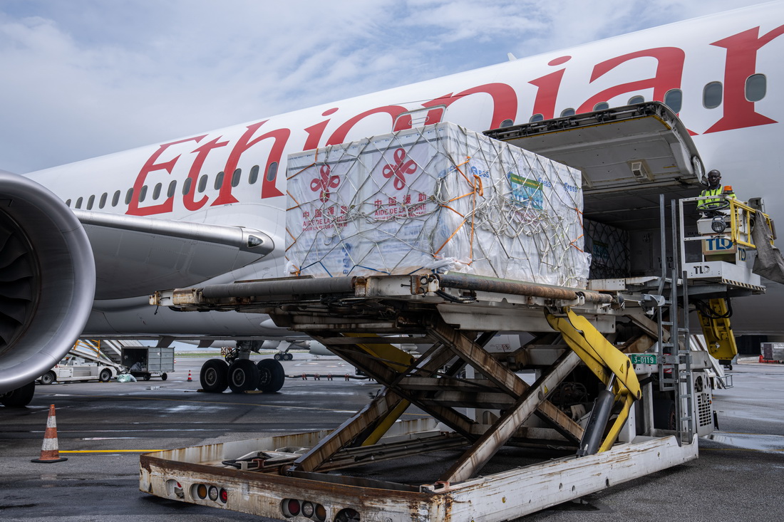 6月23日，在科特迪瓦阿比讓國際機場，中國援助的新冠疫苗從飛機上卸下。