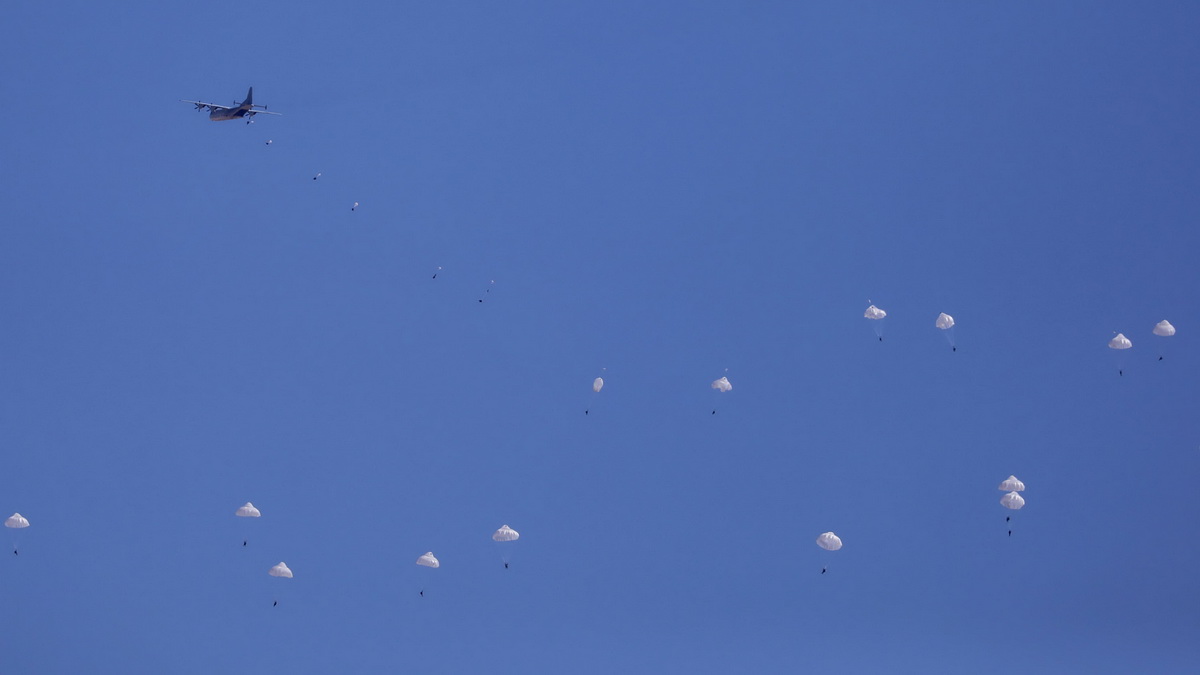 在“西部·聯合-2021”演習第一次實兵實裝實彈合練中，運-9飛機搭載空降兵進入“敵”縱深地域上空實施集群傘降（8月5日攝）。新華社記者 劉芳 攝