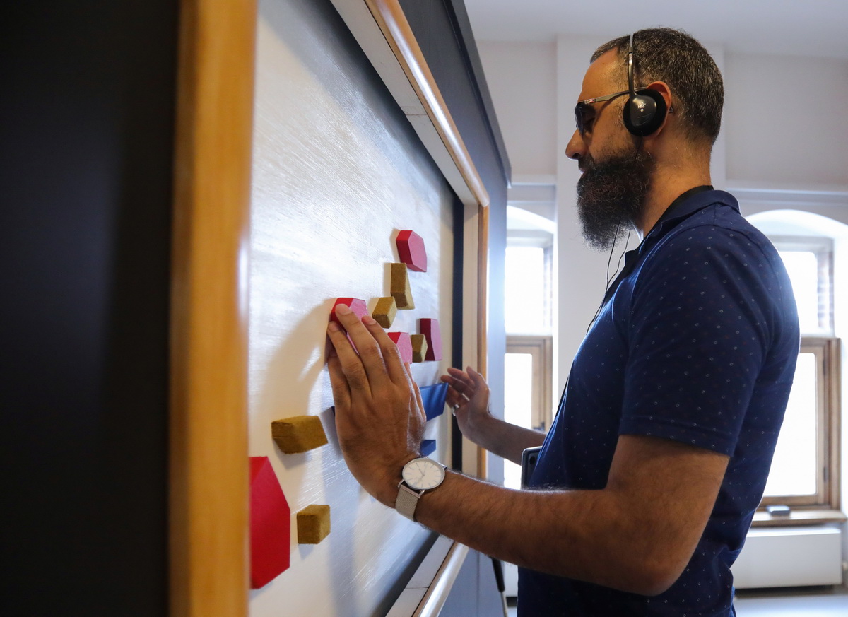 8月14日，在荷蘭烏得勒支的一所博物館，視覺障礙人士觸摸藝術品。